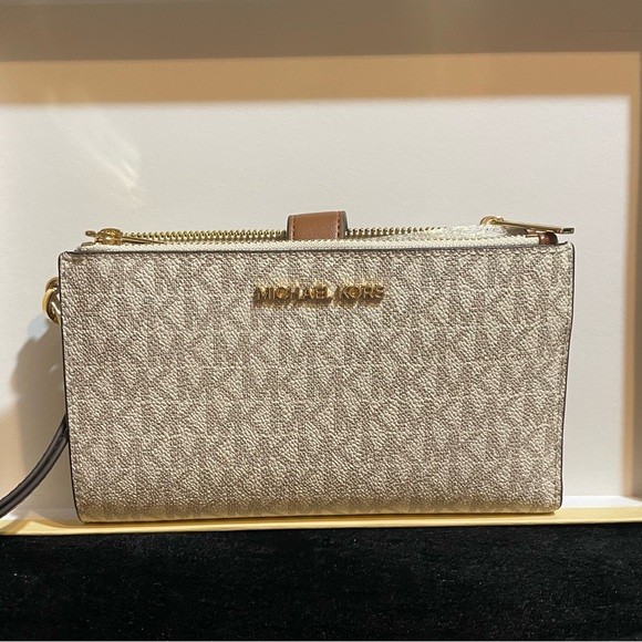 🩷Michael Kors wallet/wristlet🩷 - Picture 2 of 12
